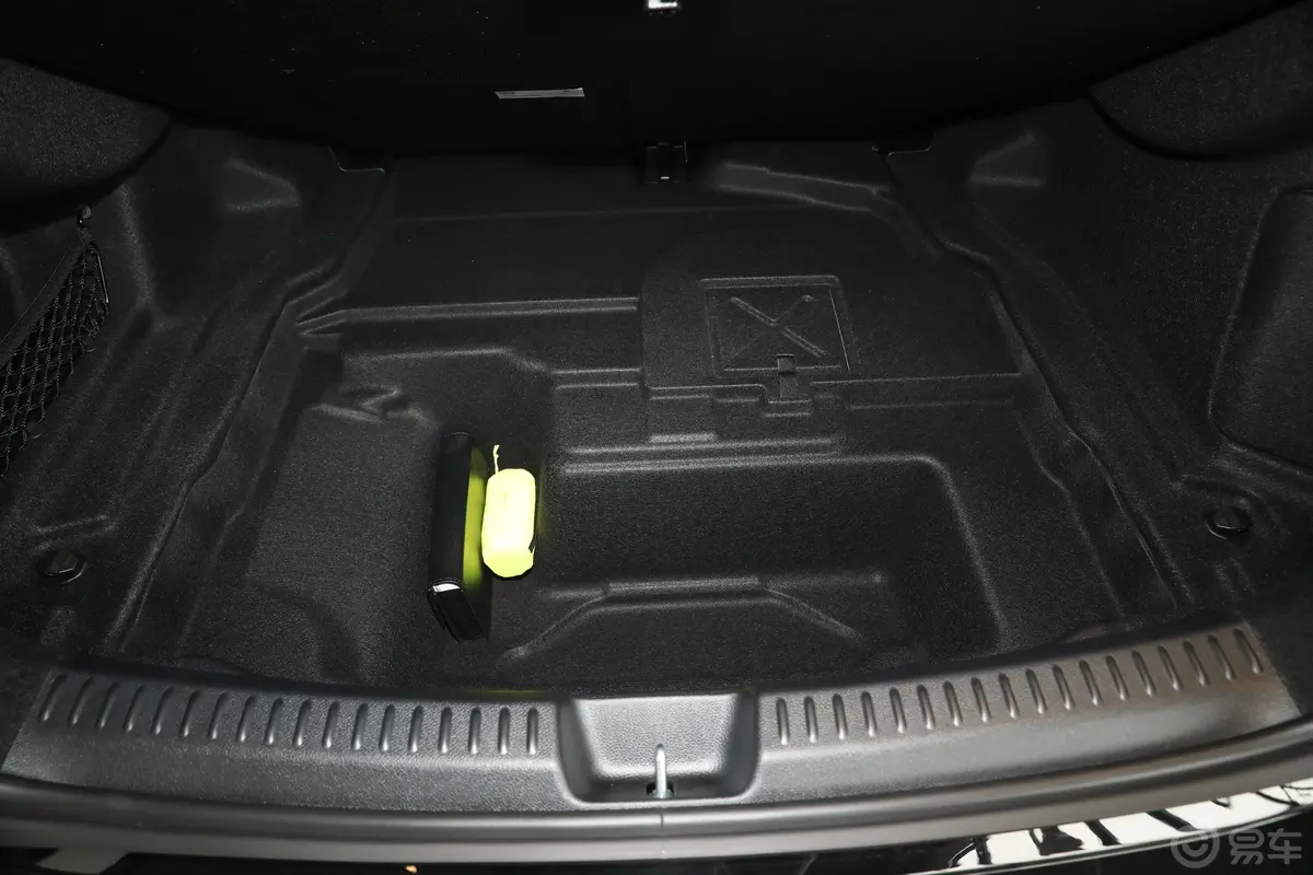奔驰E级E 300 L 运动尊贵型随车工具
