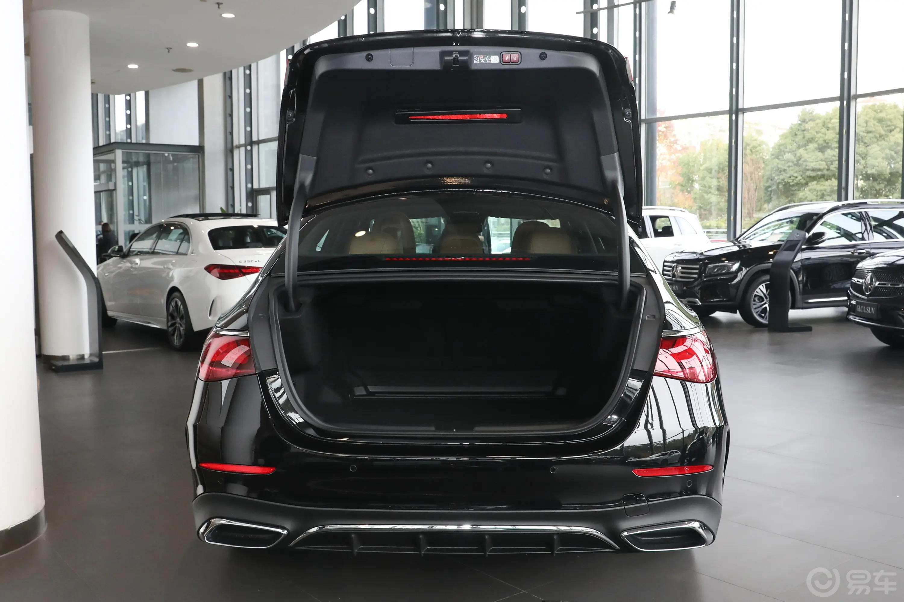 奔驰E级E 300 L 运动尊贵型后备厢