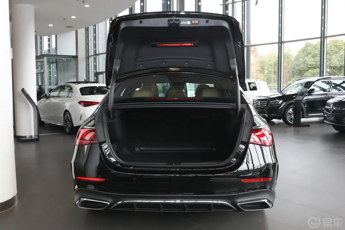 奔驰E级E 300 L 运动尊贵型后备厢