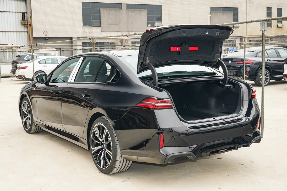 宝马5系(进口)530i 尊享型 M运动套装后备厢开启45度侧拍