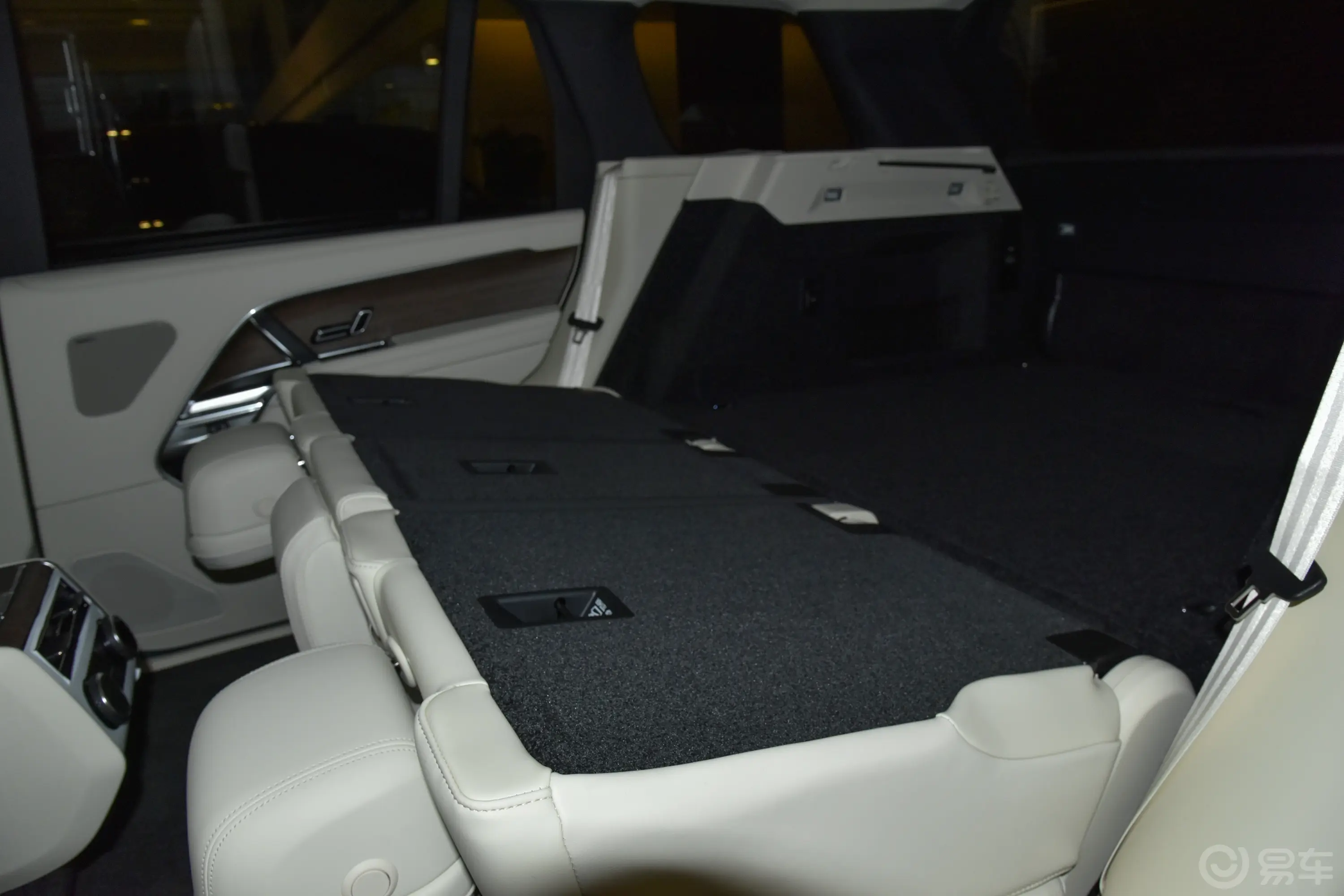 揽胜3.0 L6 400PS 盛世加长版 5座后排空间