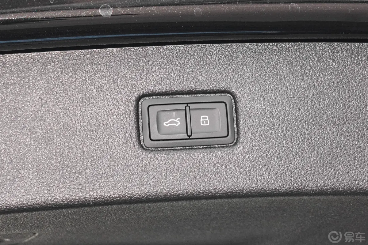 奥迪Q745 TFSI quattro S line黑武士型 5座电动尾门按键(手动扶手)