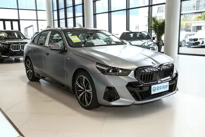 2025款 宝马5系(进口) 530i 尊享型 M运动套装外观