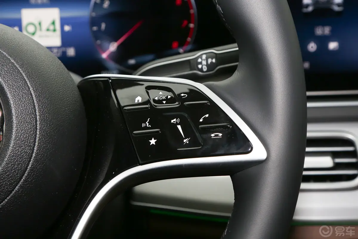 奔驰GLSGLS 450 4MATIC 动感型右侧方向盘功能按键