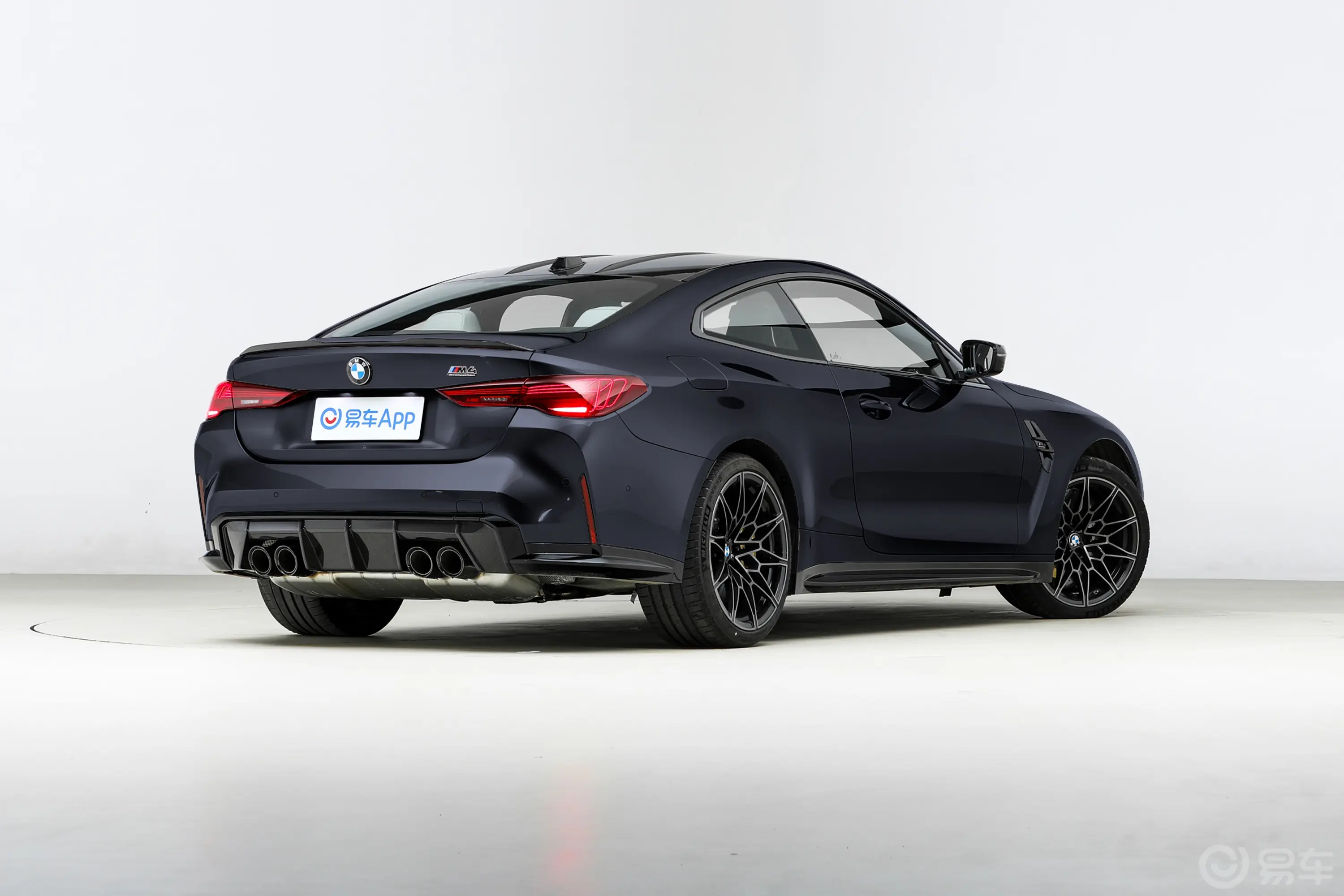 宝马M4M4 双门轿跑车 M xDrive 雷霆版侧后45度车头向右水平