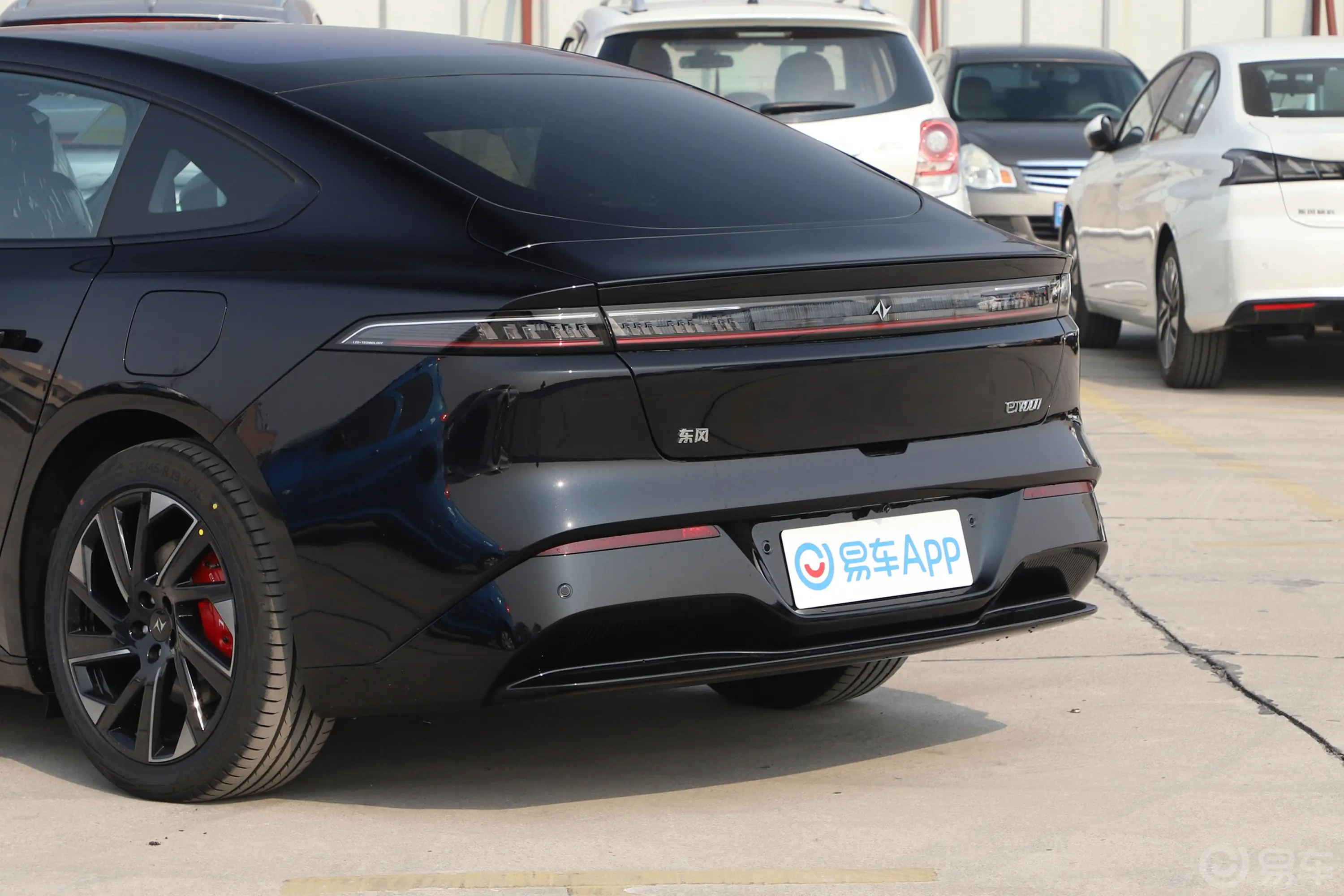 eπ007纯电版 530km 后驱如奕版车尾特写