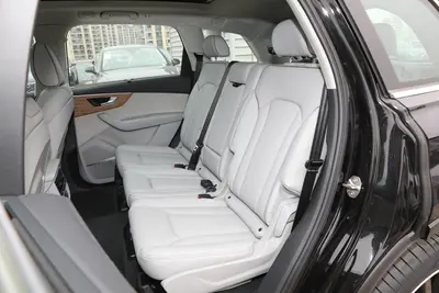 2025款 奥迪Q7 55 TFSI quattro S line尊贵型 7座空间