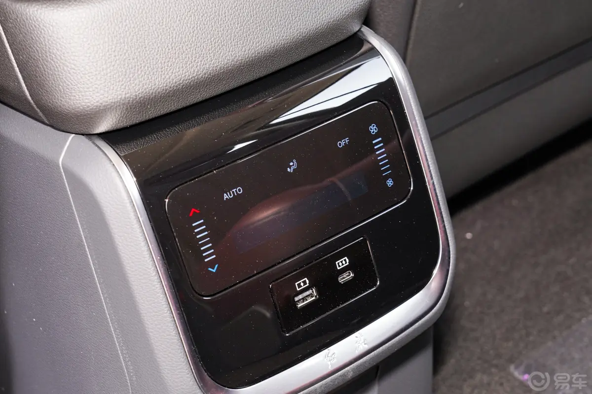 红旗HS7 PHEV2.0T 100km 四驱旗畅版 6座后排(第二排)空调控制区