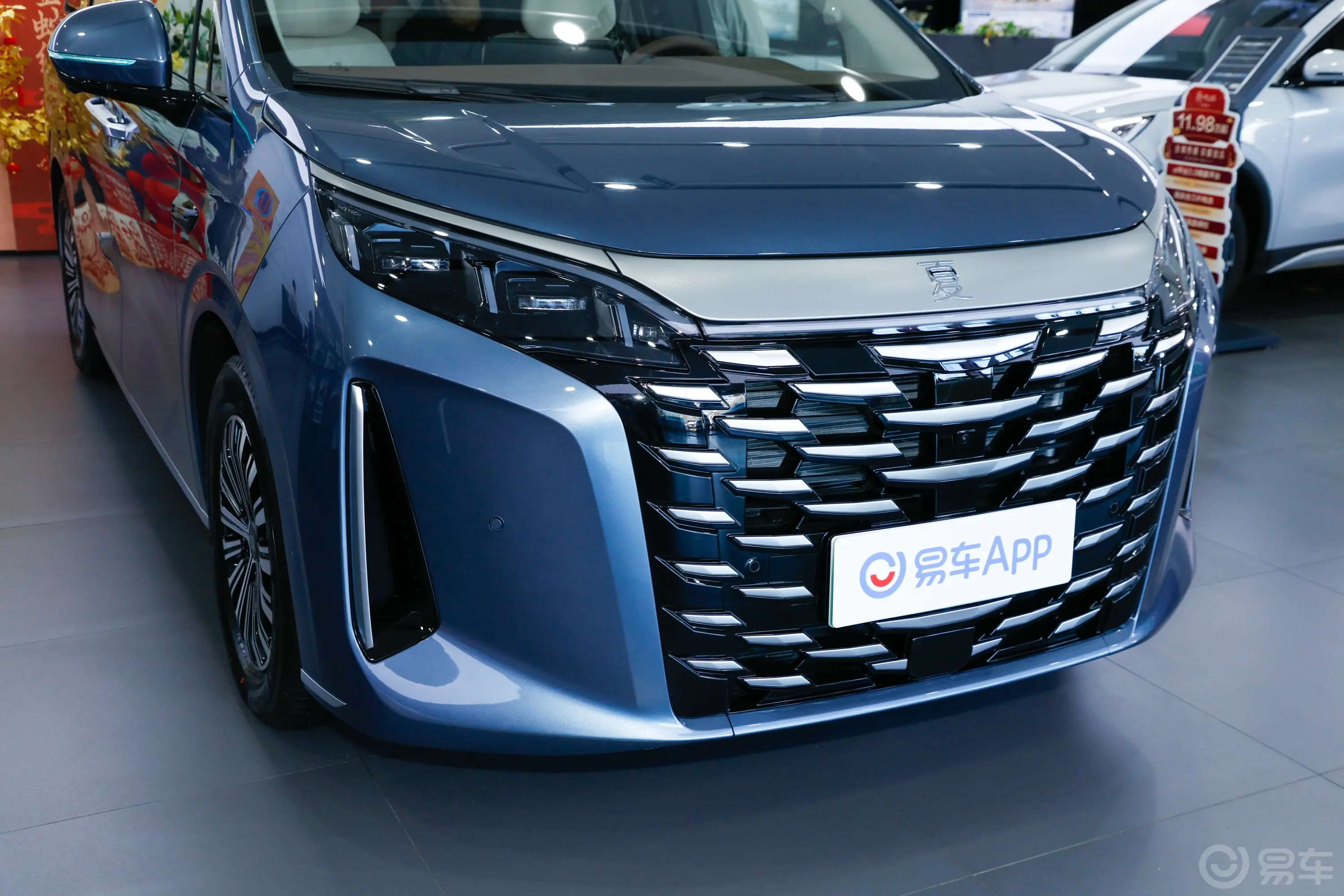 夏DM-i 1.5T 180km 卓越型前格栅侧俯拍