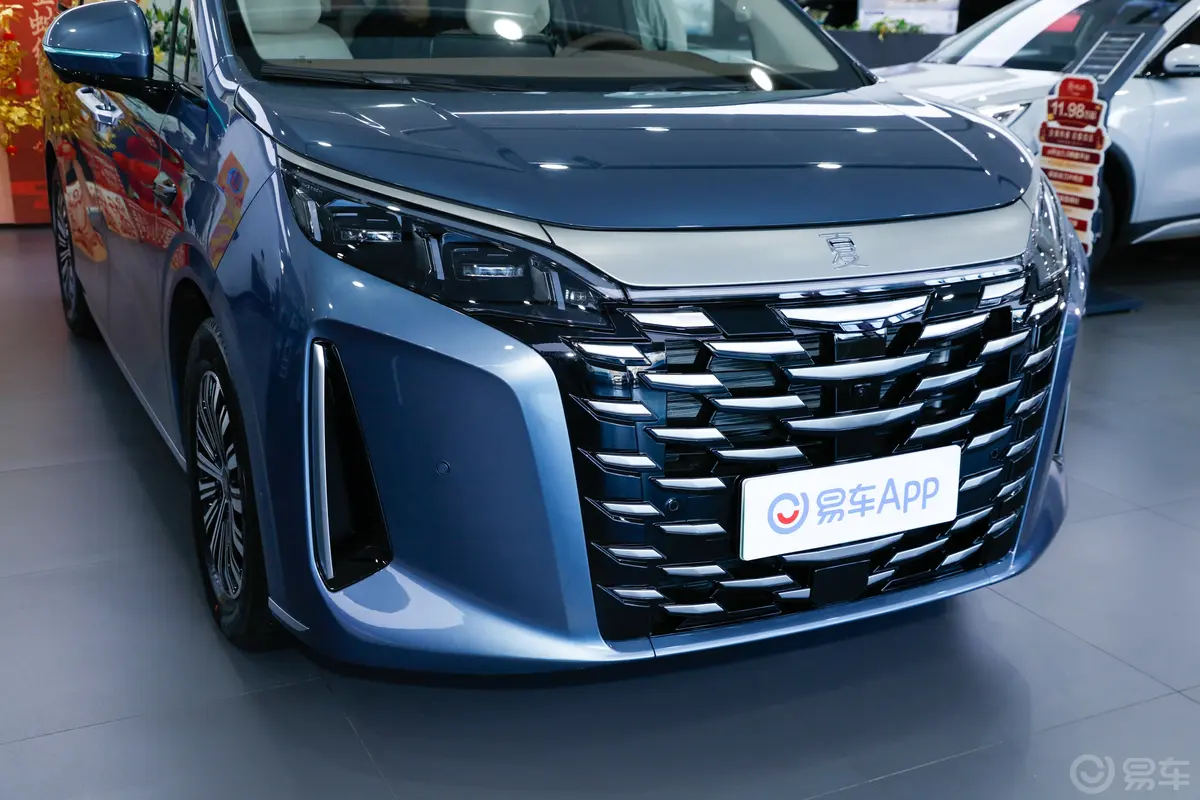夏DM-i 1.5T 180km 卓越型前格栅侧俯拍
