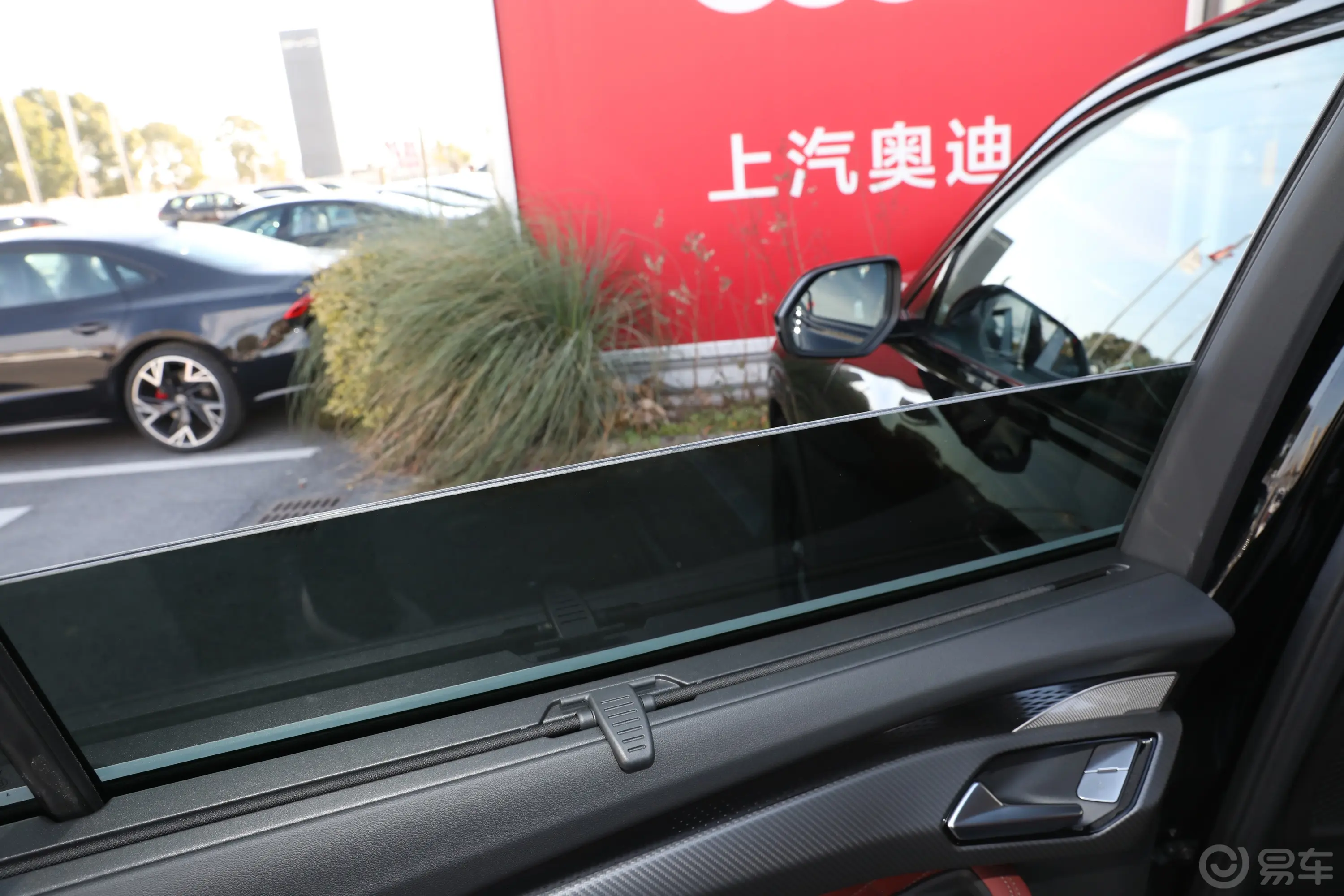奥迪Q650 TFSI quattro 黑武士 6座后排玻璃材质特写