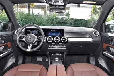 2025款 奔驰GLB GLB 220 4MATIC 7座内饰