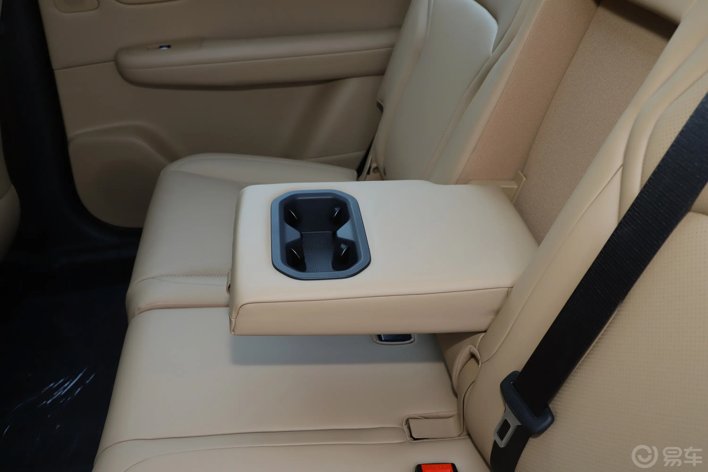 蓝电E5 PLUS1.5L 165km 长续航旅行定制版 7座后排(第二排)中央扶手