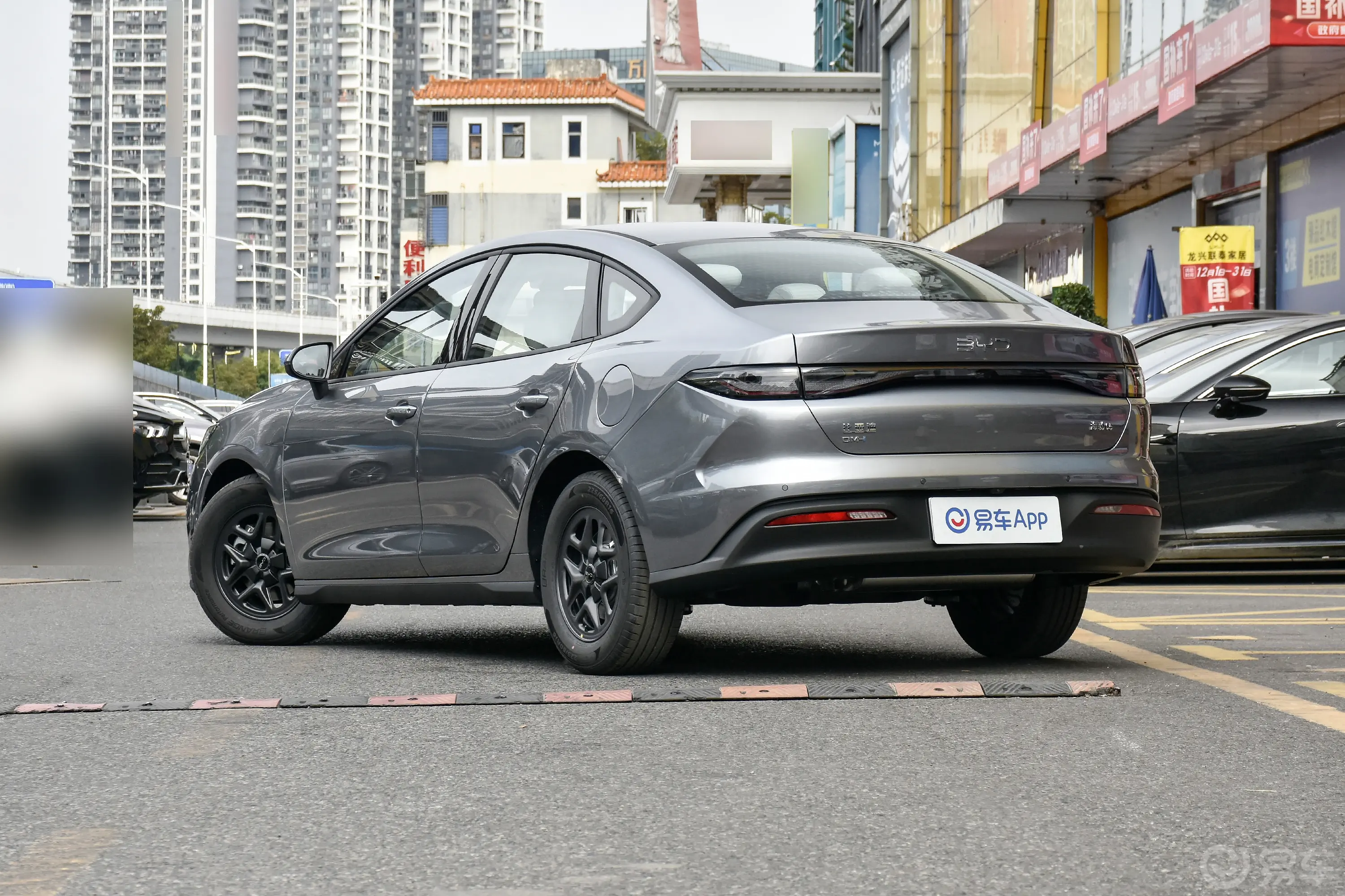 海豹05DM-i智驾版 1.5L 55km 豪华型侧后45度车头向左水平