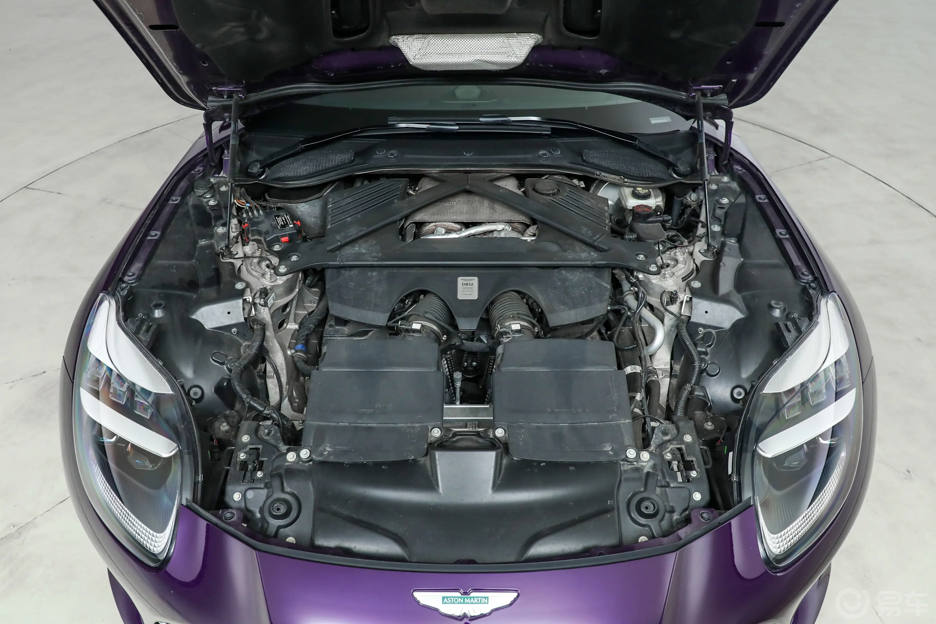 阿斯顿·马丁DB124.0T V8前舱整体