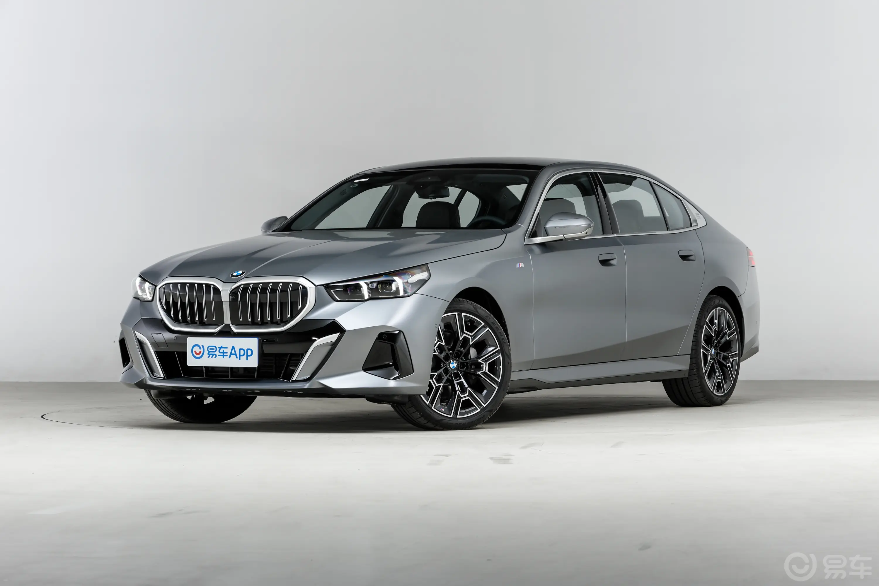 宝马5系530Li xDrive M运动套装侧前45度车头向左水平