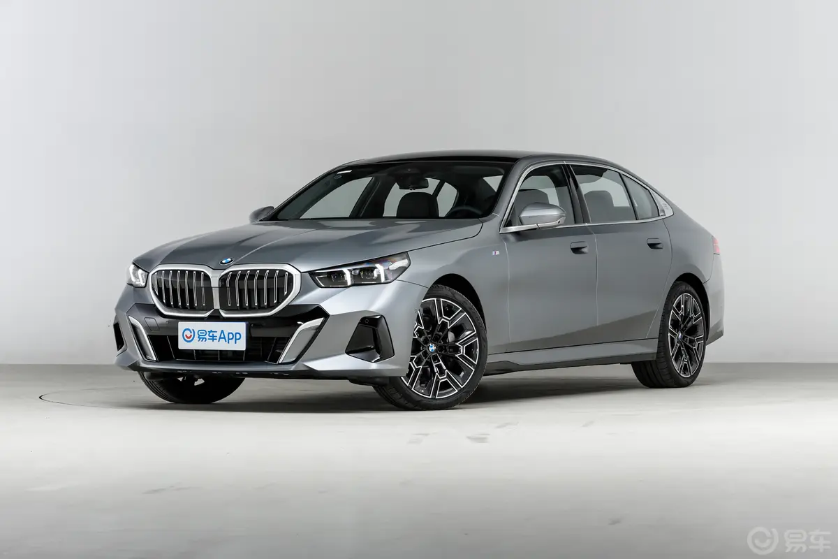 宝马5系530Li xDrive M运动套装侧前45度车头向左水平