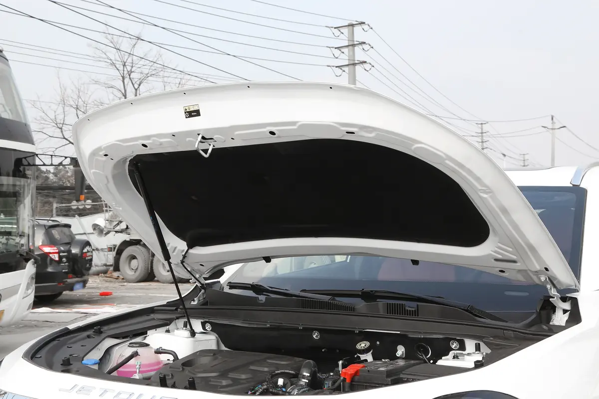 捷途X70 PLUS冠军版 1.5T 双离合冠军MAX 7座前舱盖内侧