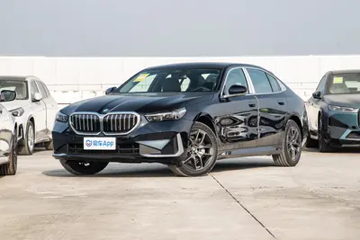 2025款 宝马5系 530Li 领先型 豪华套装外观