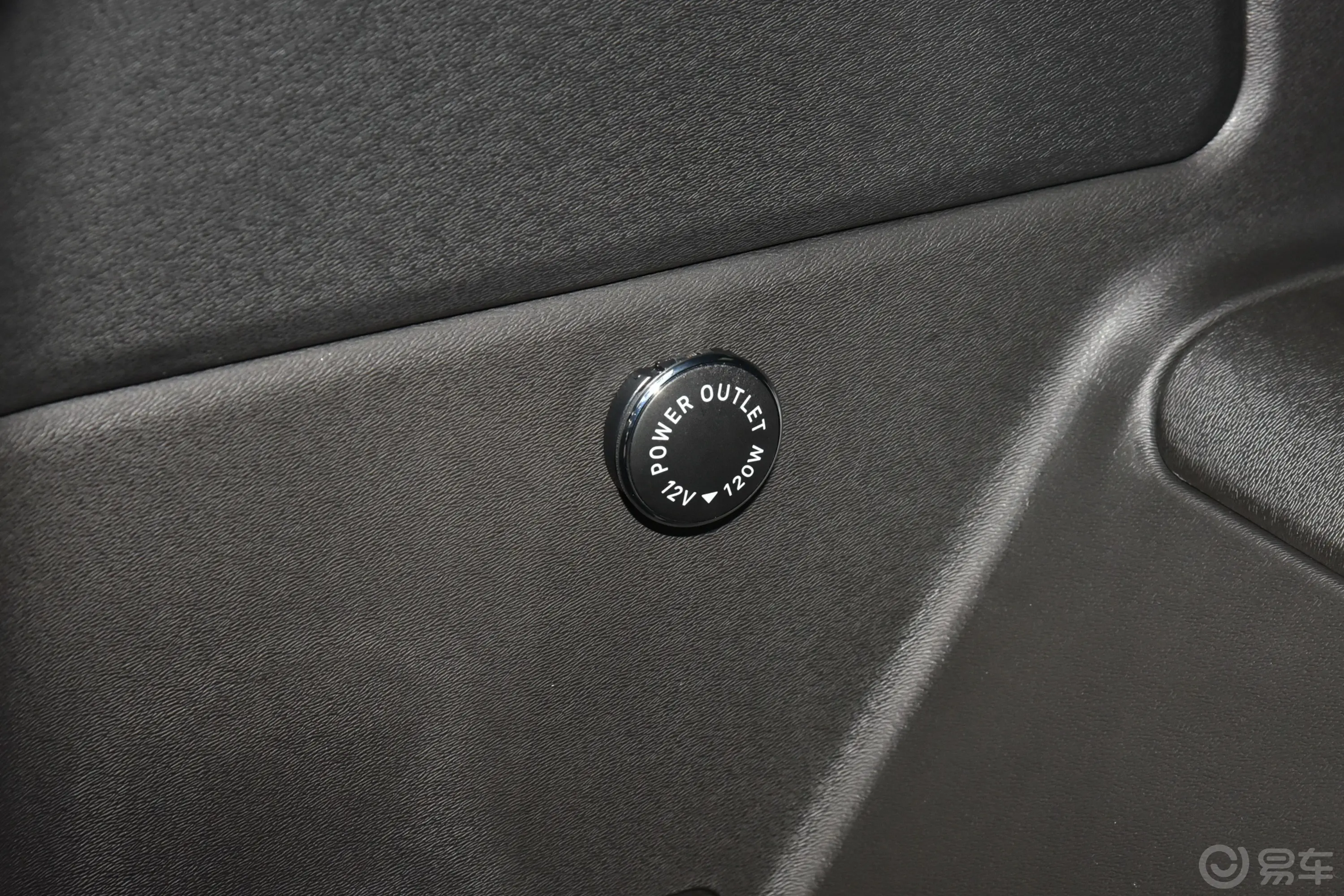 捷途X70 PLUS冠军版 1.5T 双离合冠军MAX+ 5座行李厢电源接口
