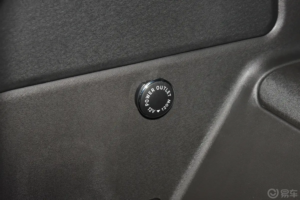 捷途X70 PLUS冠军版 1.5T 双离合冠军MAX+ 5座行李厢电源接口