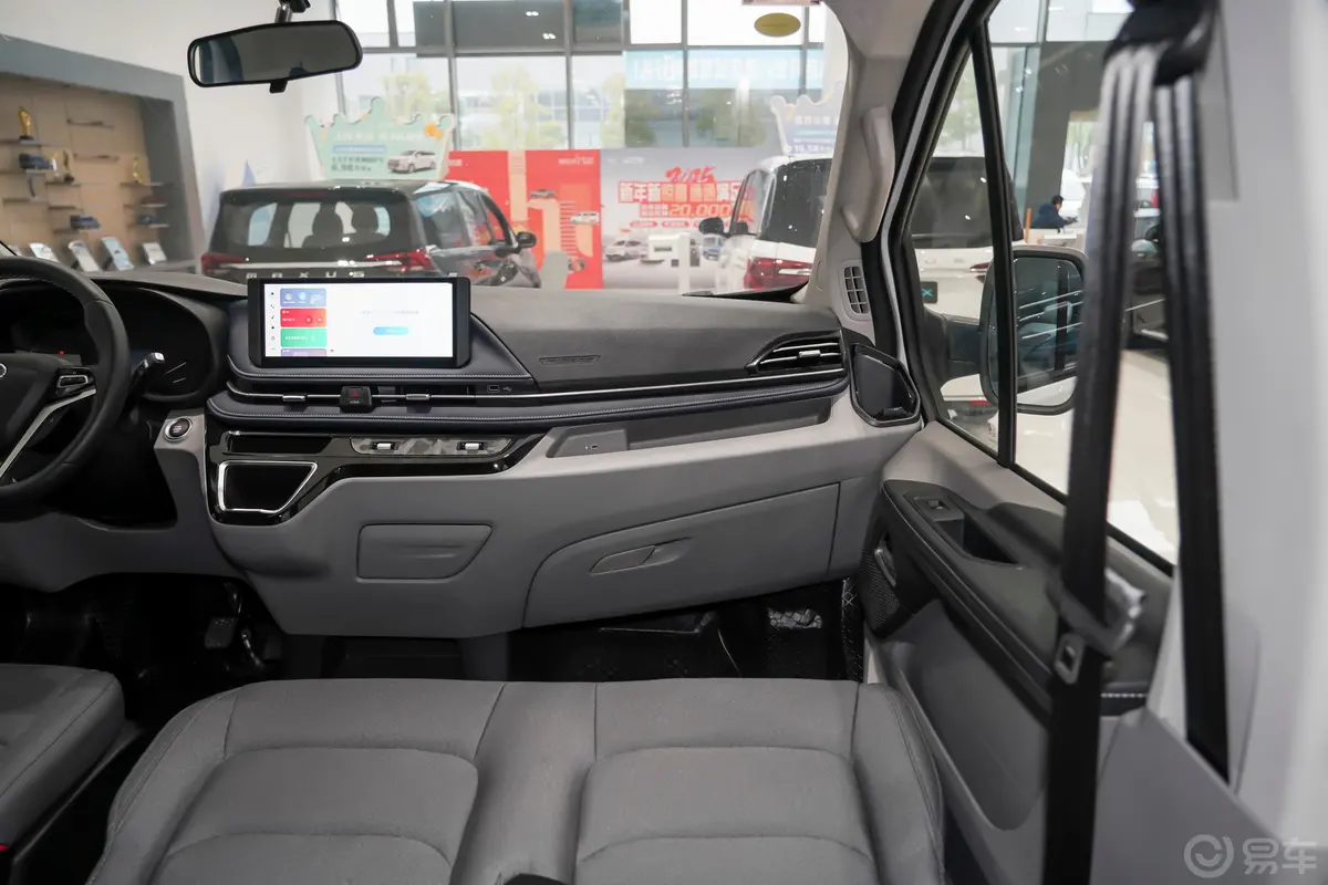 新途V702.0T 自动短轴超低顶精英版110kW 5/6座副驾驶位区域