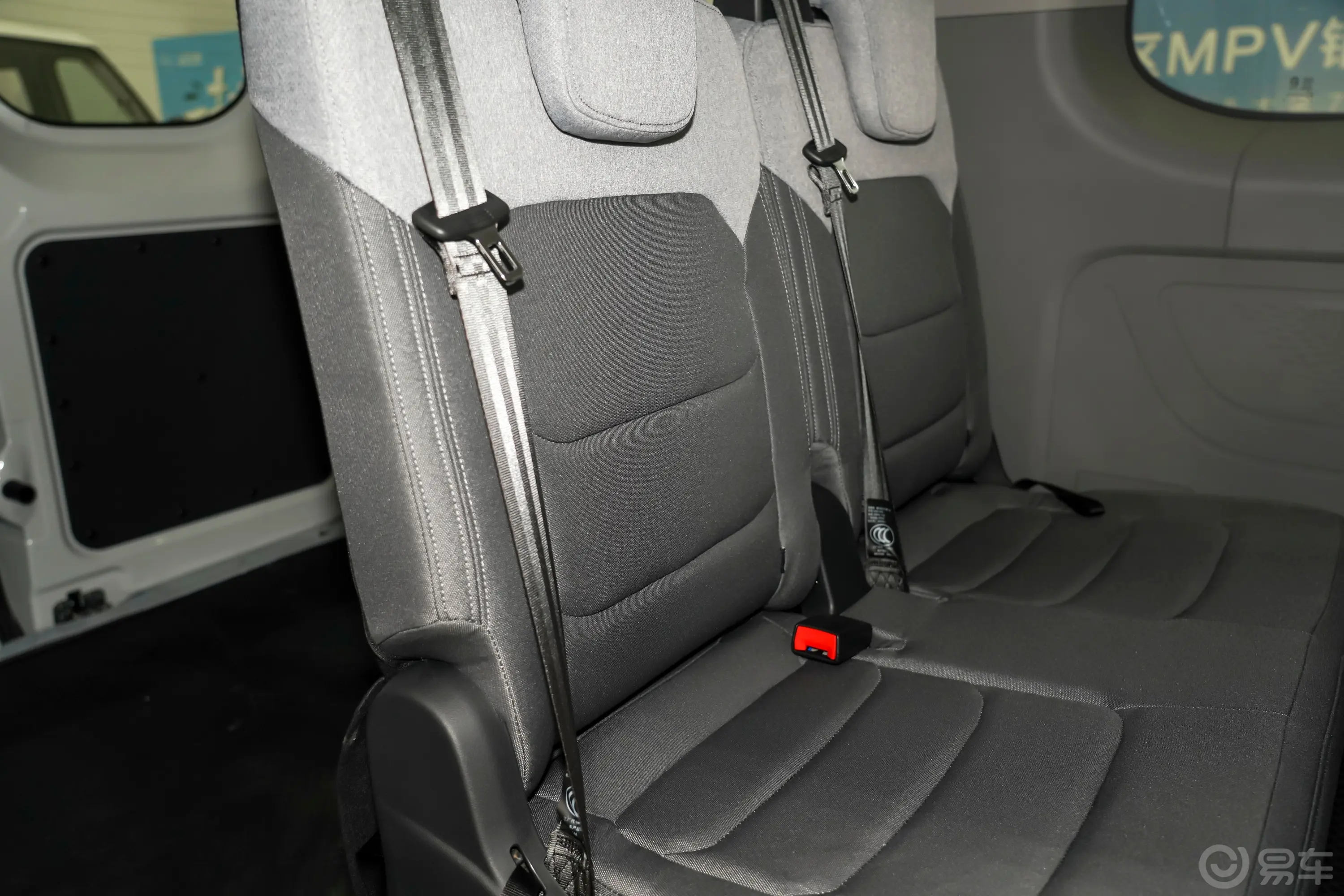 新途V702.0T 自动短轴超低顶精英版110kW 5/6座后排空间