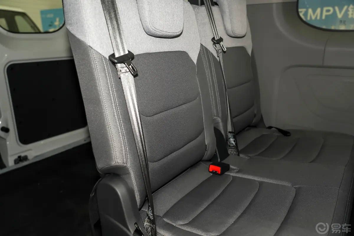 新途V702.0T 自动短轴超低顶精英版110kW 5/6座后排空间
