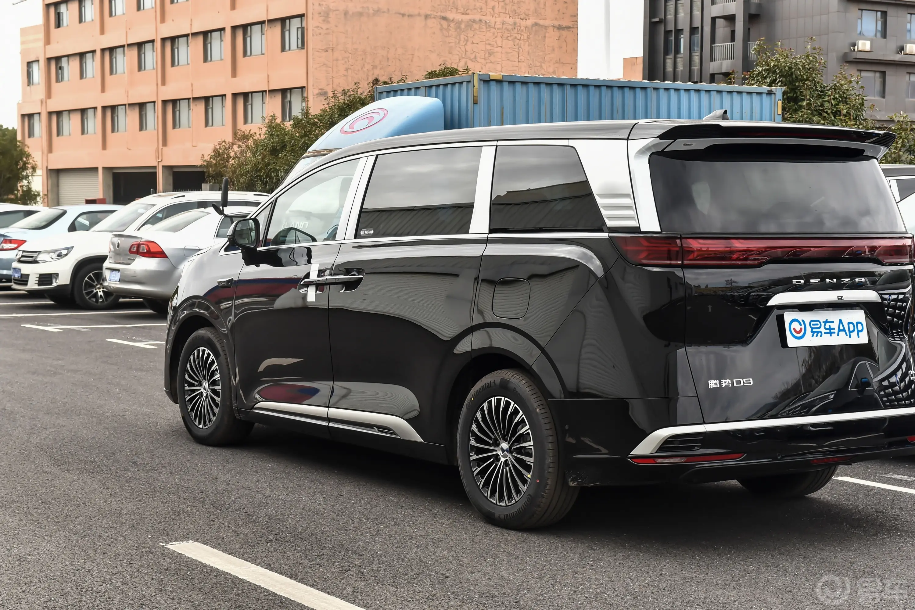 腾势D9DM-i 智驾版 1.5T 200km 前驱1100豪华型 7座外观细节