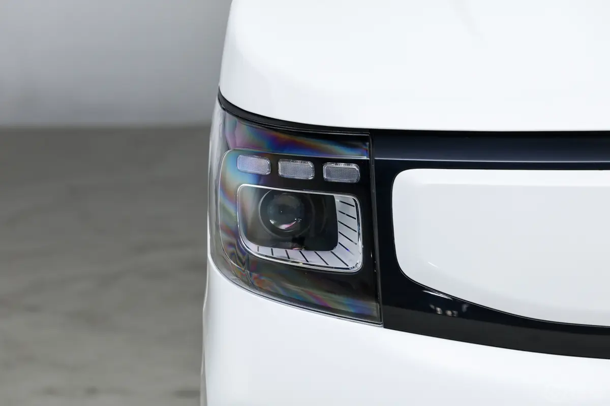 睿行EM80客运版 300km 背掀门舒适型 6座外观灯组