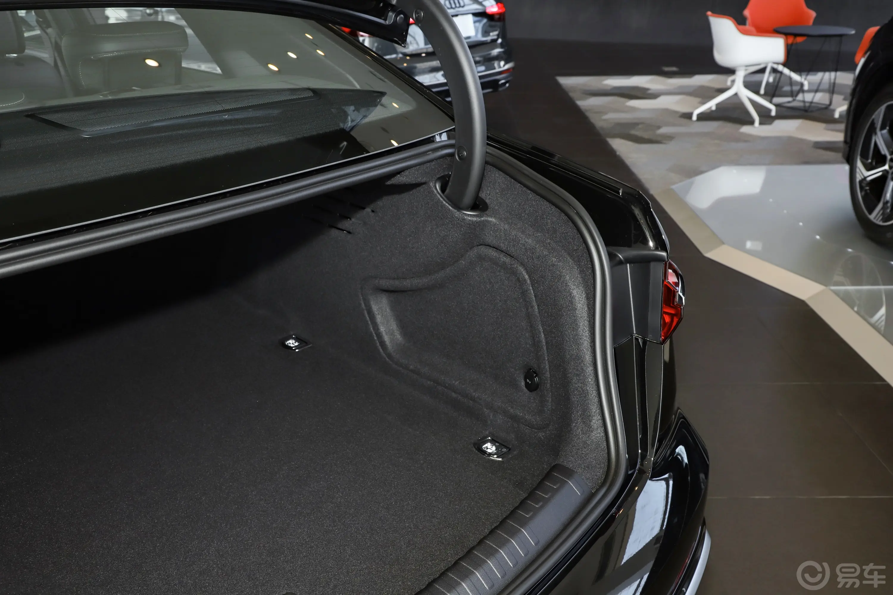 奥迪A6L改款 45 TFSI quattro 臻选动感型后备厢