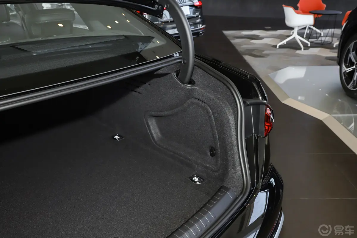 奥迪A6L改款 45 TFSI quattro 臻选动感型后备厢