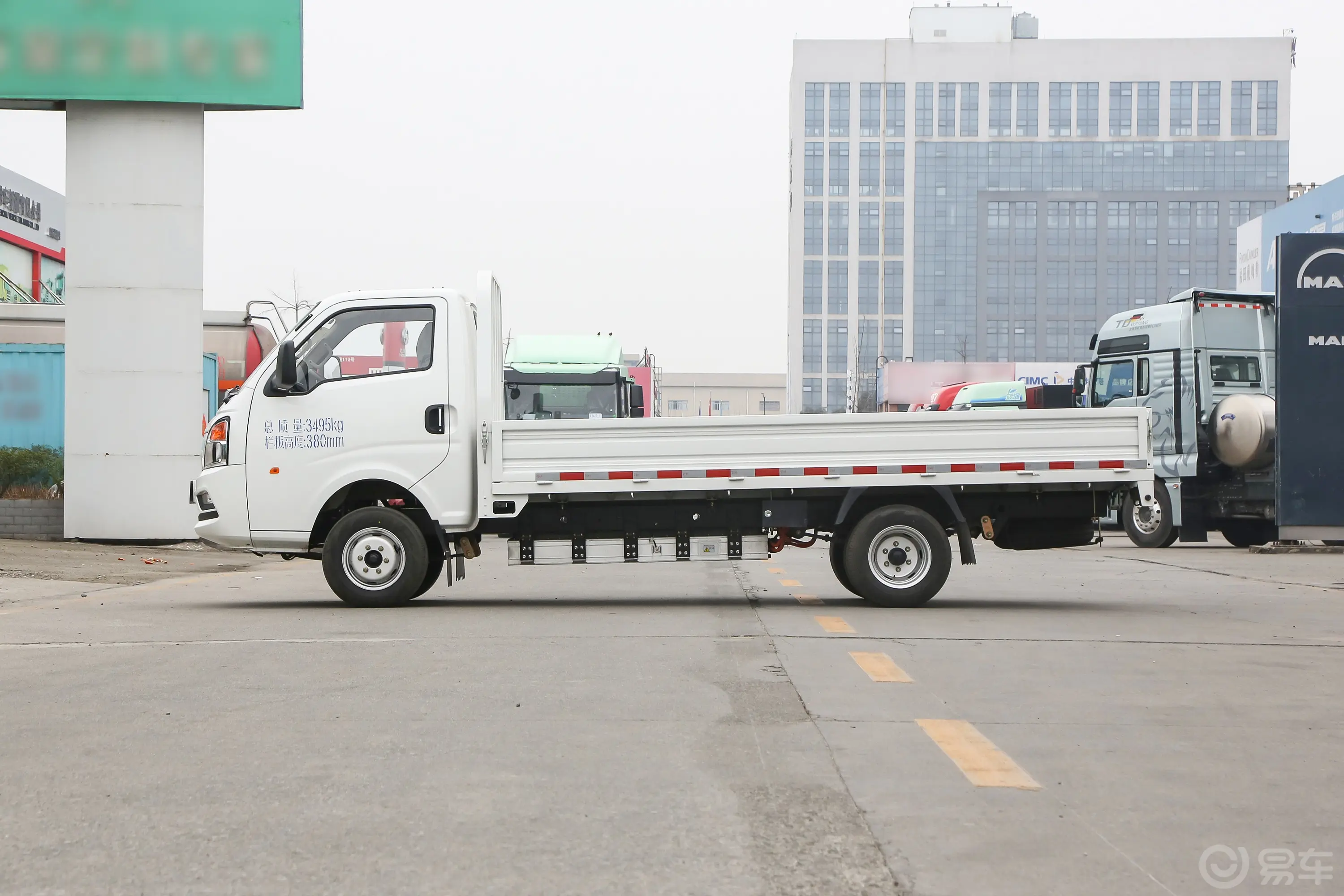 跨越者D5 EV300km 3.8米栏板车豪华版正侧车头向左水平