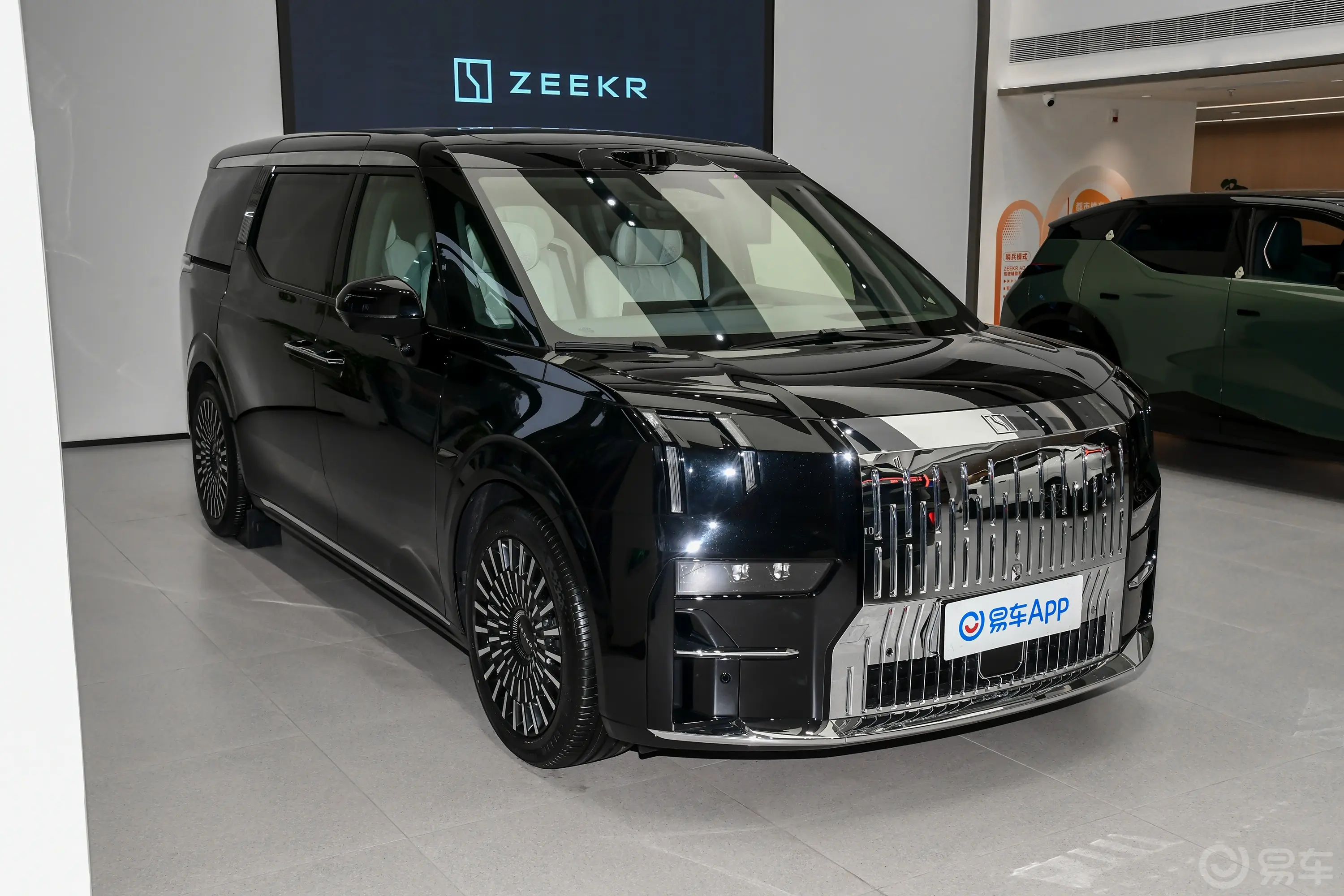 ZEEKR 009900km 前驱过道版 7座侧前45度车头向右水平
