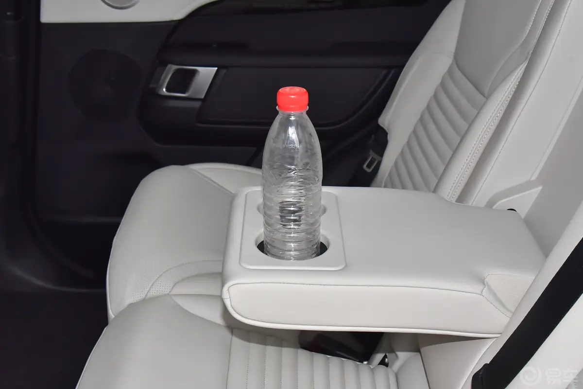 发现3.0T 360PS S后排(第二排)杯架