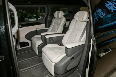 2024款 ZEEKR 009 900km 前驱过道版 7座空间