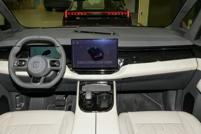 2024款 ZEEKR 009 900km 前驱过道版 7座内饰