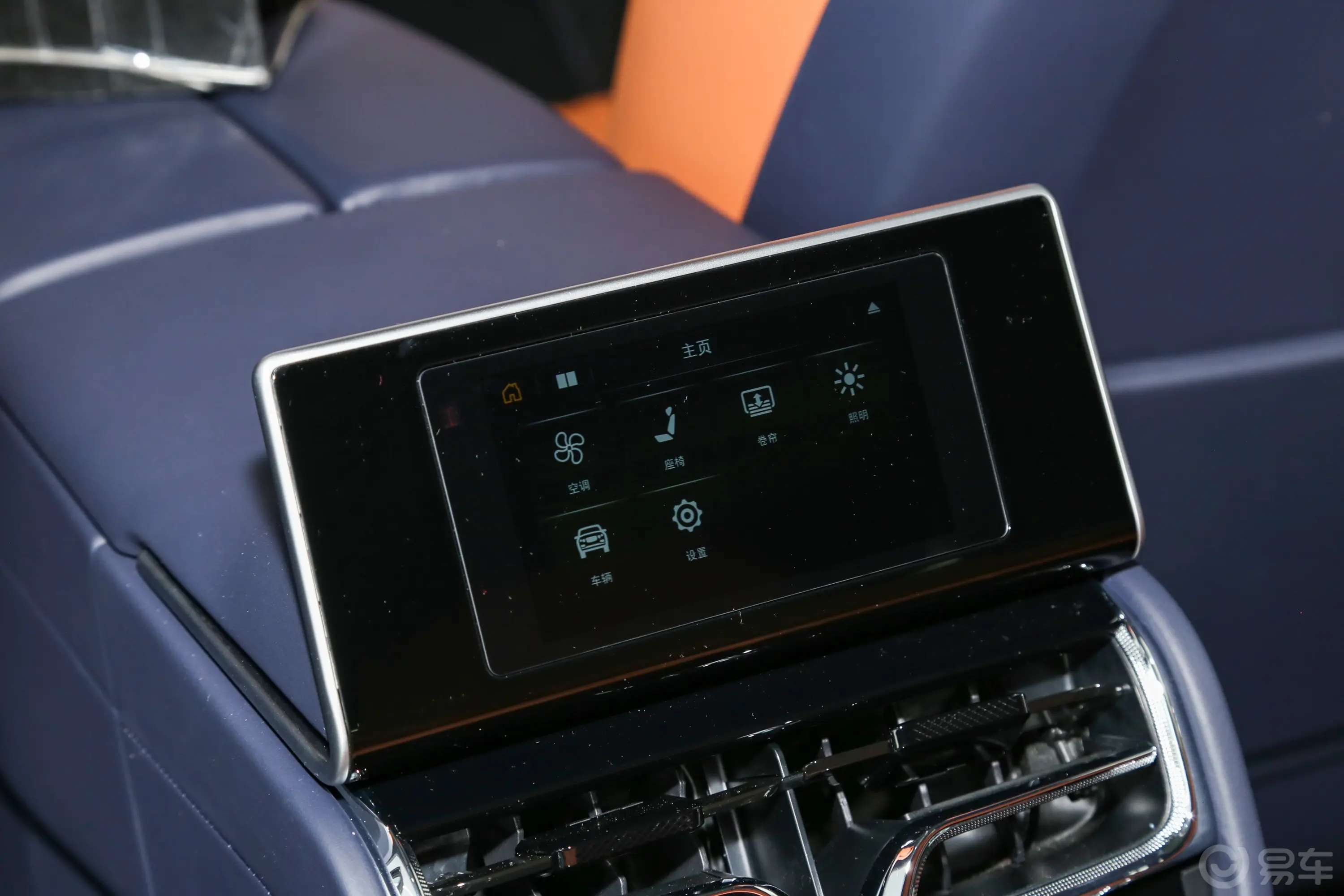 添越4.0T V8 长轴距版后排功能