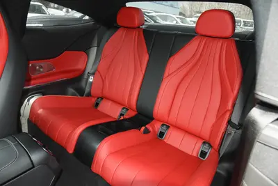 2025款 奔驰CLE CLE 300 4MATIC 豪华型轿跑车空间