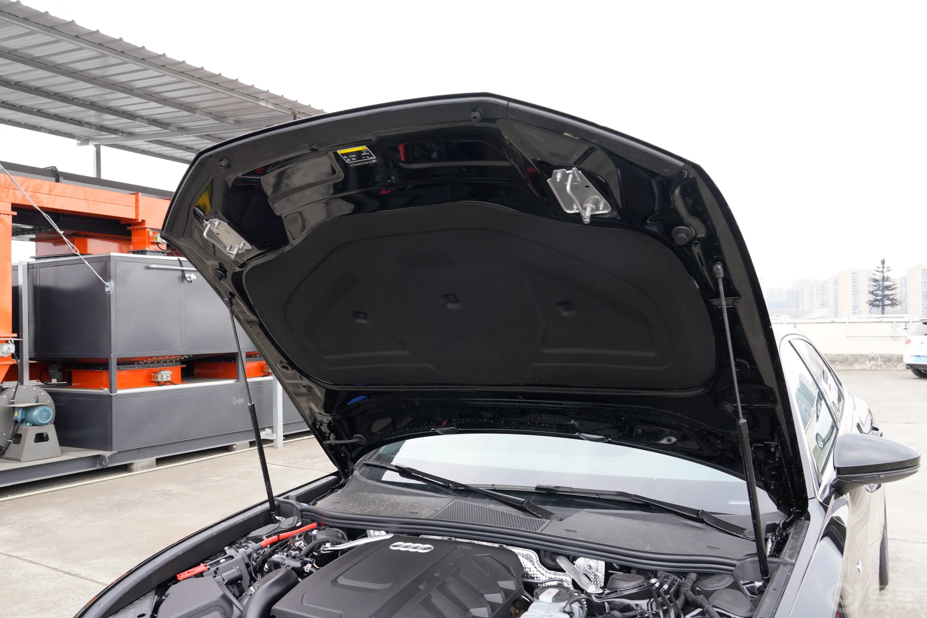 奥迪A6L改款 40 TFSI 豪华动感型前舱盖内侧