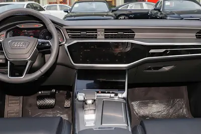 2025款 奥迪A6L 45 TFSI 臻选动感型内饰