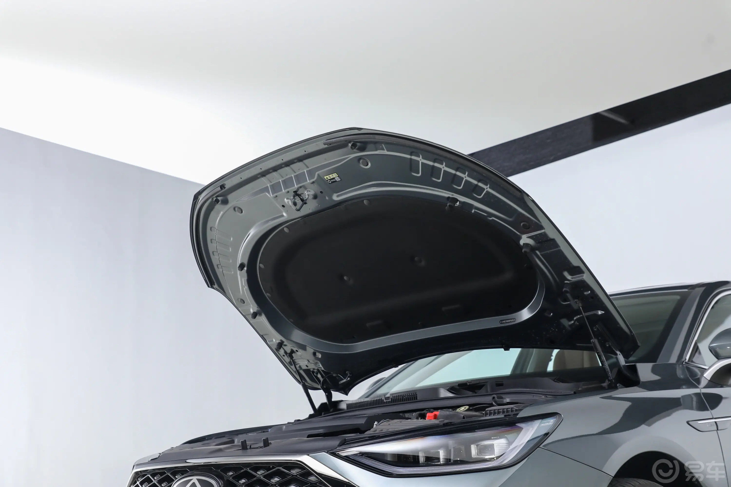 艾瑞泽8 PRO1.6T 豪华型前舱盖内侧