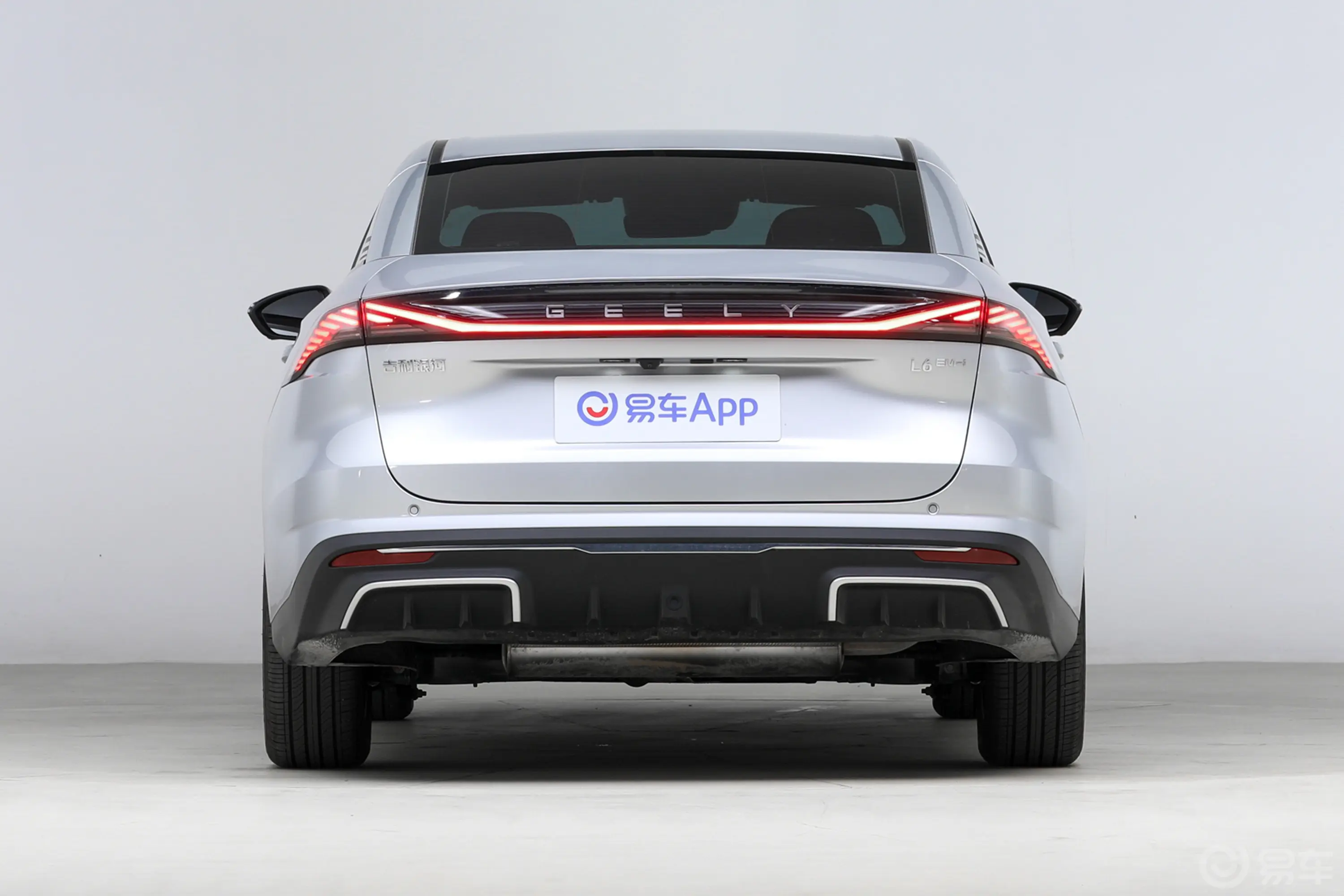 银河L6EM-i 1.5L 140km 星舰版正后水平