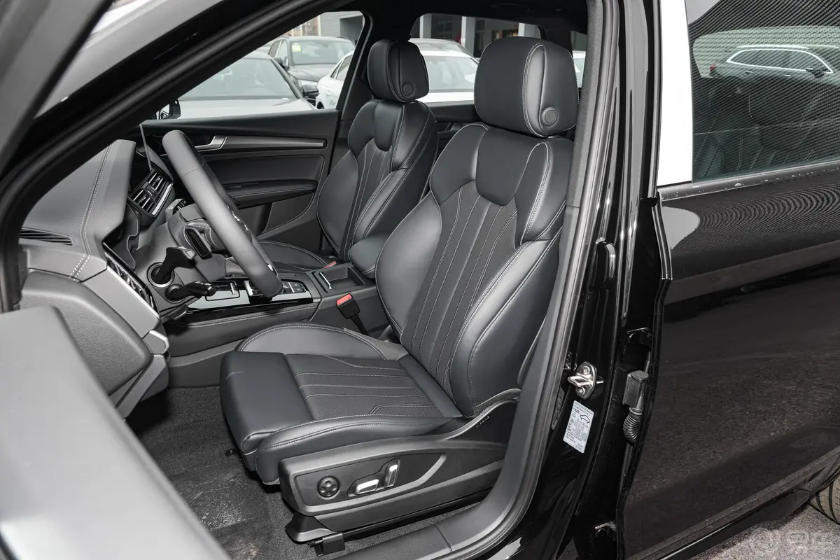 奥迪Q5Lquattro 45周年典藏版 40 TFSI 豪华动感型驾驶员座椅