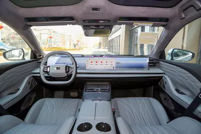2025款 银河E8 700km 后驱远航智驾版内饰
