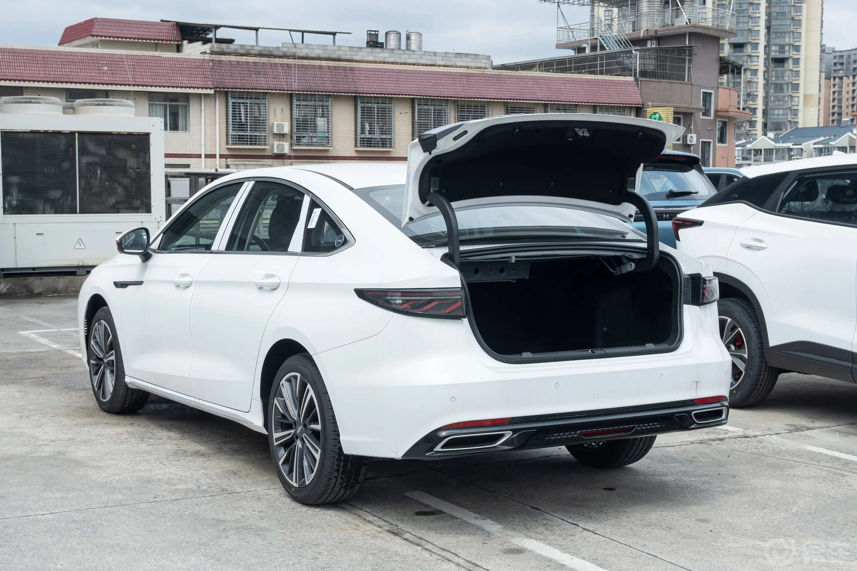 艾瑞泽8 PRO1.6T 标准型后备厢开启45度侧拍
