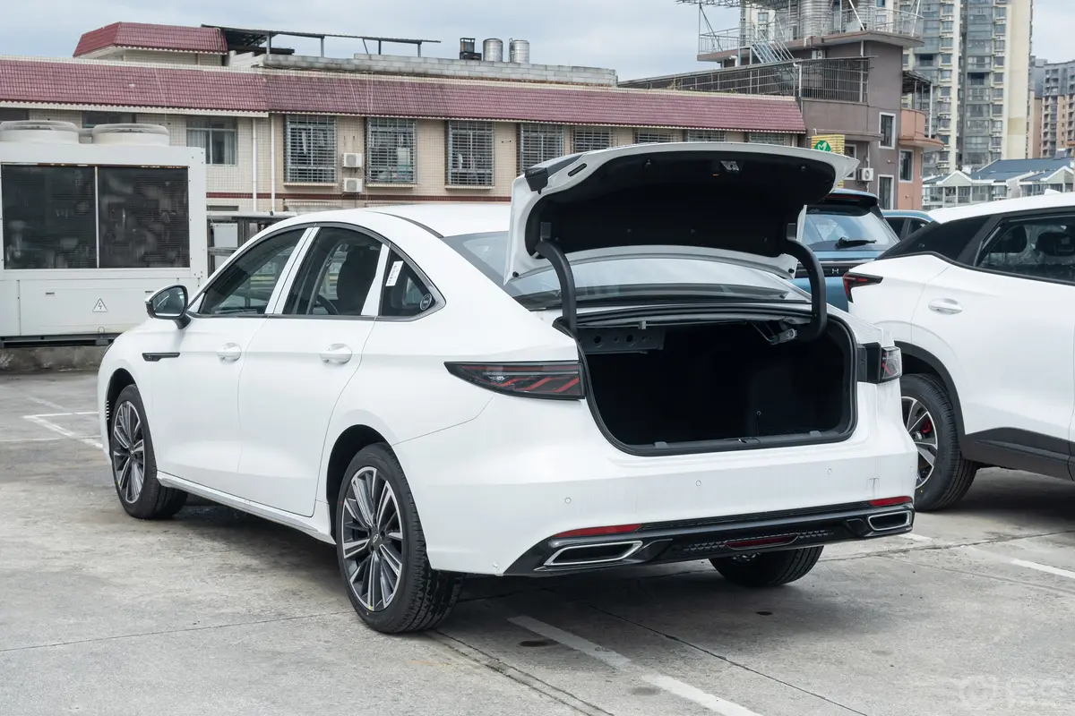 艾瑞泽8 PRO1.6T 标准型后备厢开启45度侧拍