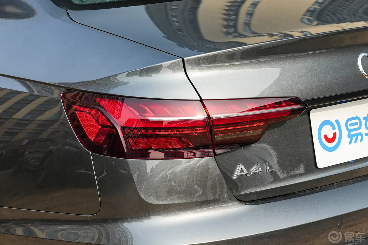 奥迪A4L200万辆悦享版 40 TFSI 豪华动感型尾灯侧45度俯拍
