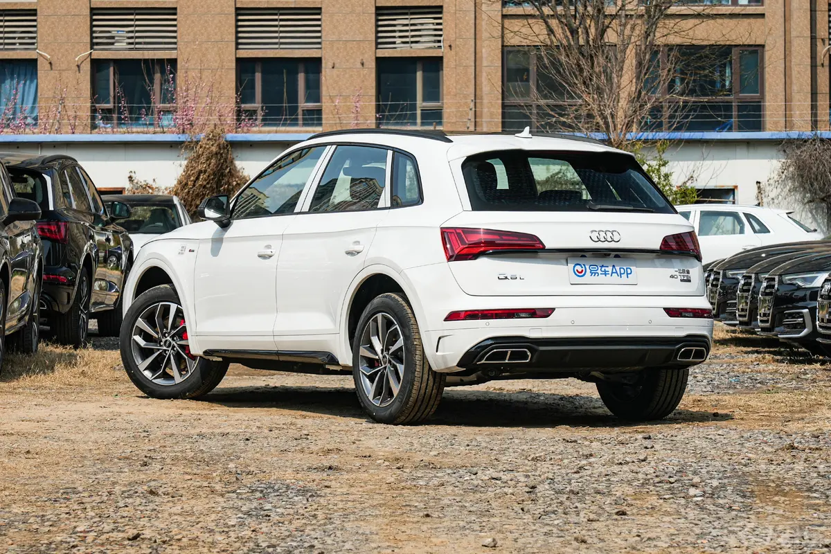 奥迪Q5Lquattro 45周年典藏版 40 TFSI 豪华动感型侧后45度车头向左水平