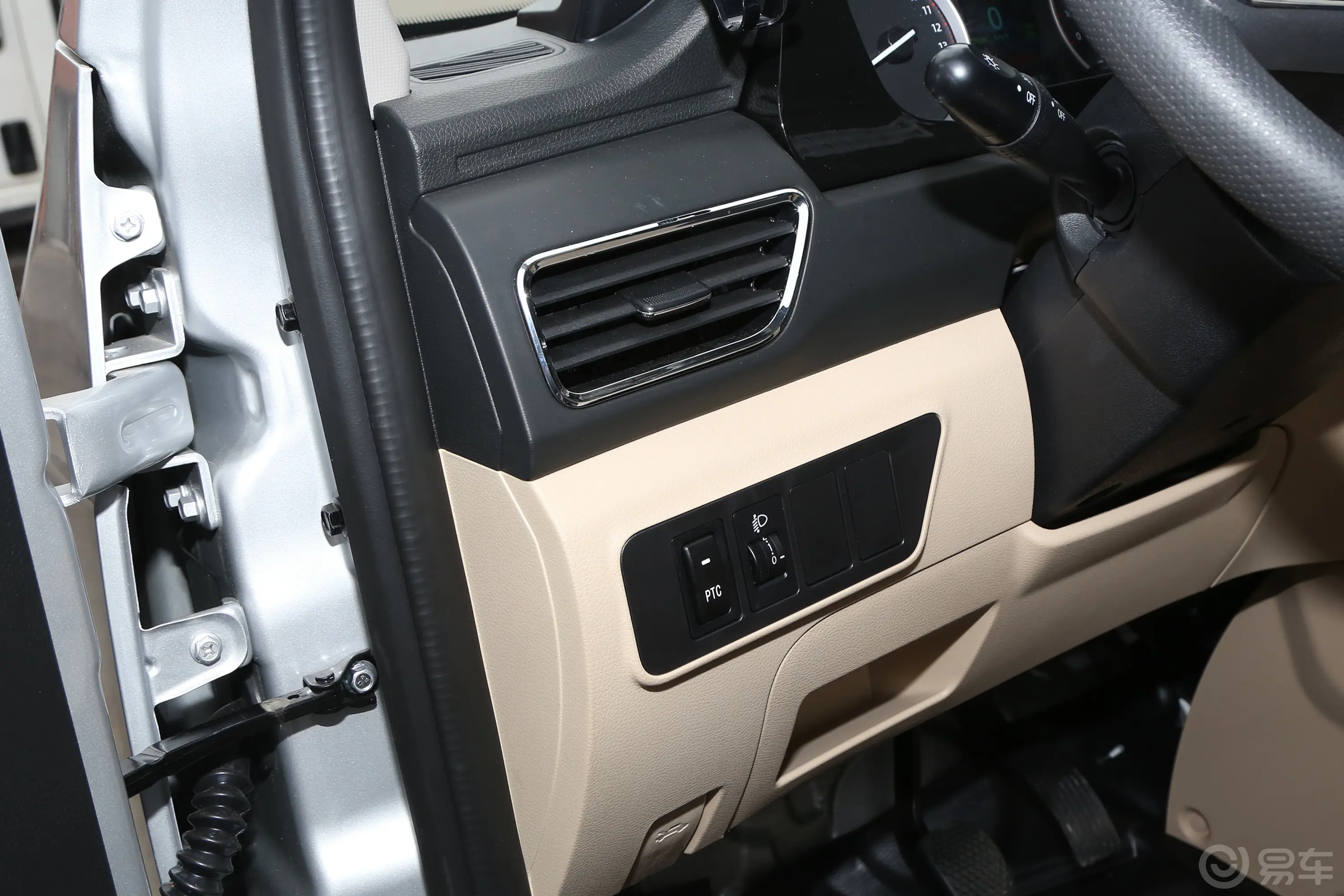 跨越王X3 EV350km 栏板车舒适版主驾驶位